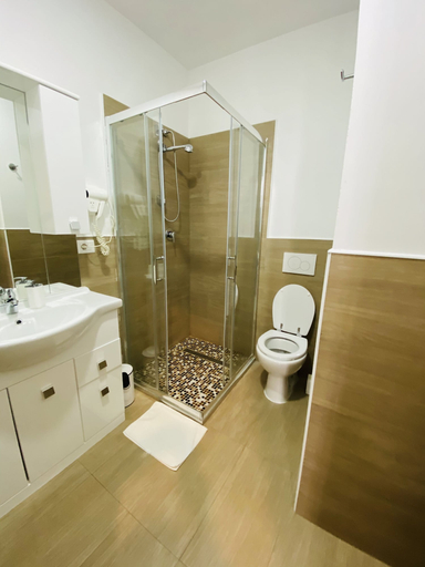 Bathroom 4, Freedom Traveller Hostel, Rome