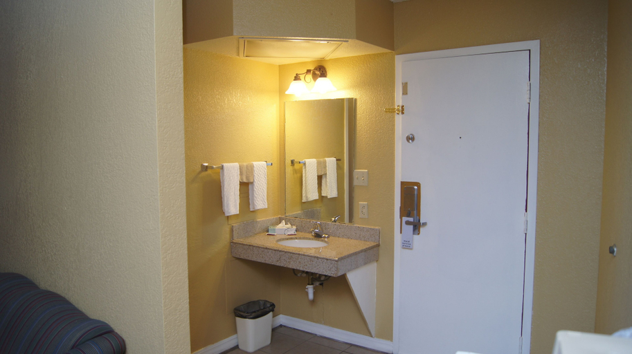 Bathroom 5, Holiday Lodge & Suites, Pittsburg