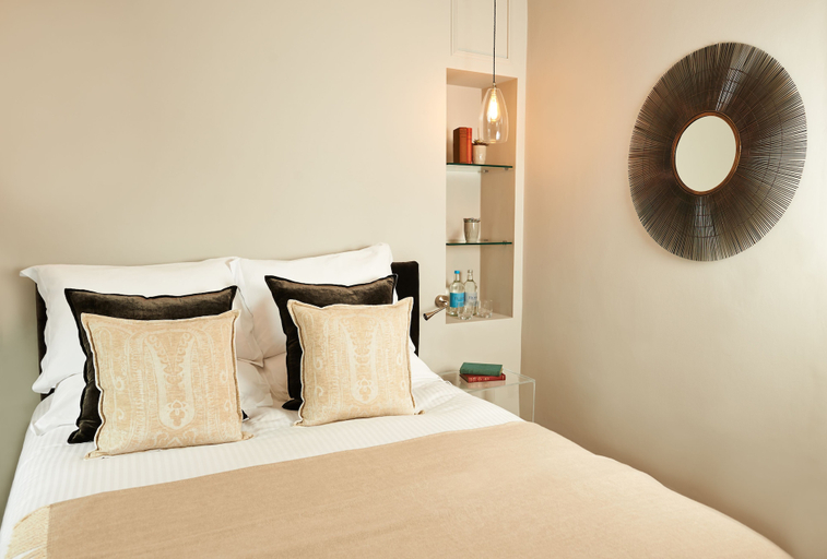 Bedroom 2, The Bull and The Hide, London
