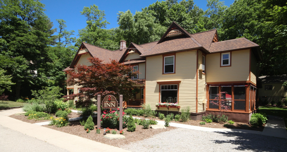 Twin Oaks Inn, Allegan