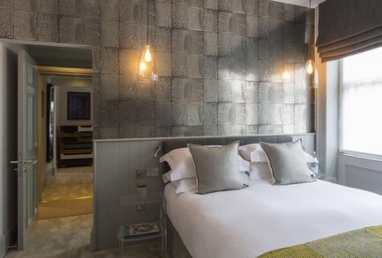 Bedroom 2, The Bull and The Hide, London