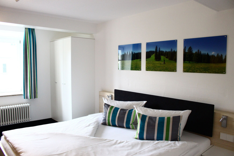 Bedroom 3, DIE KRONE - Hotel Garni, Breisgau-Hochschwarzwald