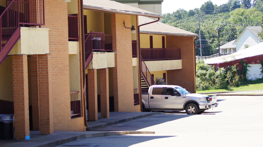 Exterior & Views 2, Holiday Lodge & Suites, Pittsburg