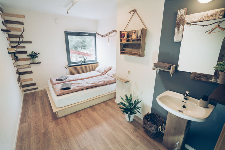 Bathroom 4, Furu Hostel, Vestvågøy