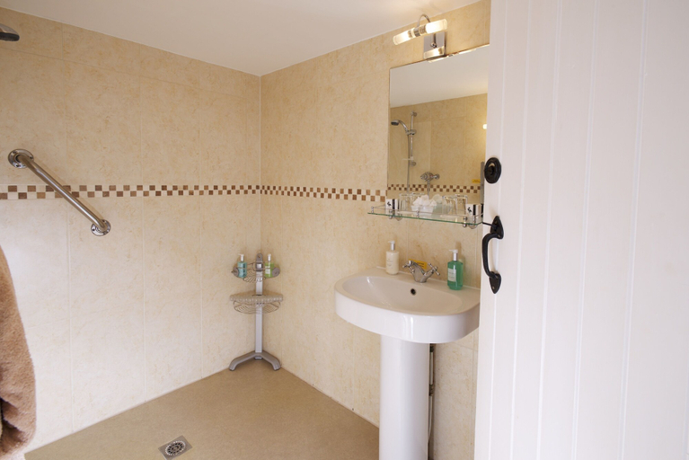 Bathroom 4, Cottage Lodge Hotel , Hampshire