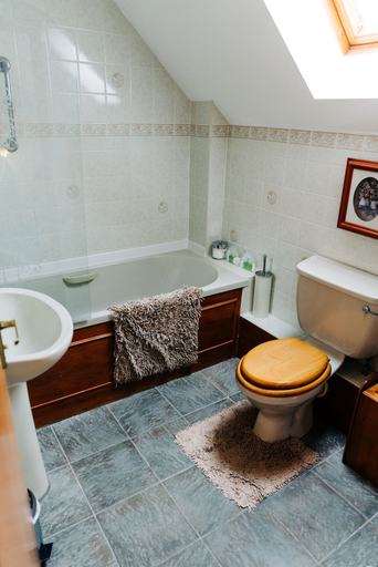 Bathroom 4, The Farmhouse Lochmeyler, Pembrokeshire