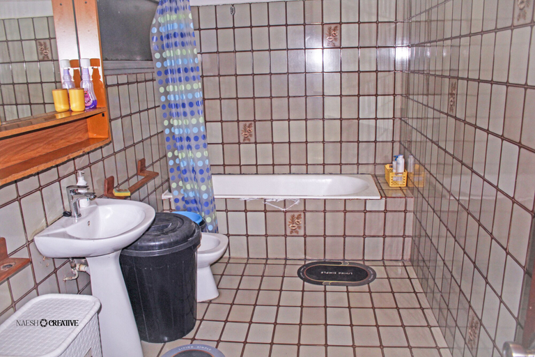Bathroom 2, Penthouse Paris, Mfoundi