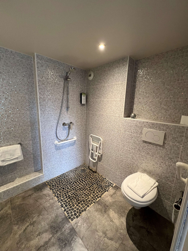 Bathroom 3, KYRIAD Sedan, Ardennes