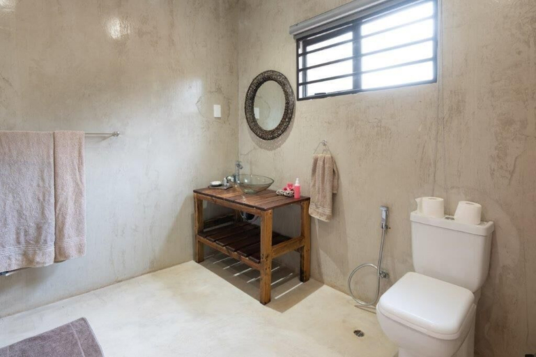 Bathroom 5, Humdani Game Lodge, Bojanala