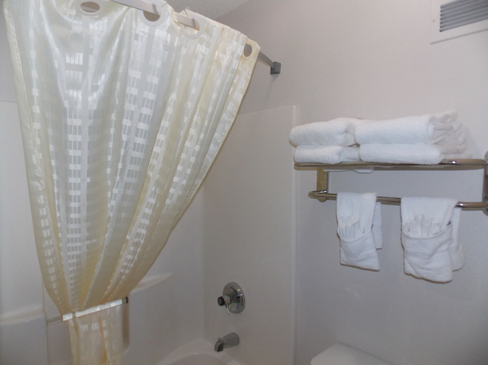 Bathroom 5, Quality Inn Stockbridge Atlanta South, Henry