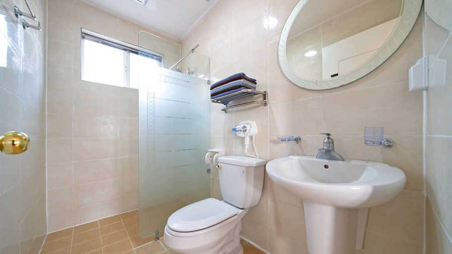 Bathroom 2, Pension Manoa, Namhae