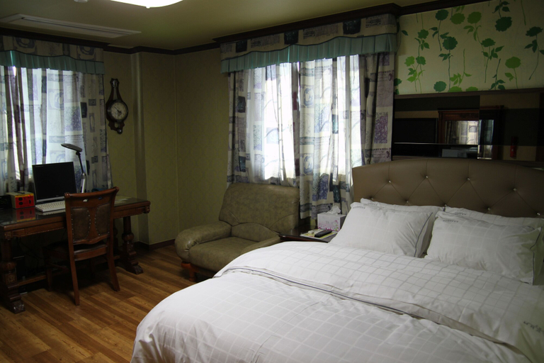 Bedroom 3, Western Hotel, Gunsan