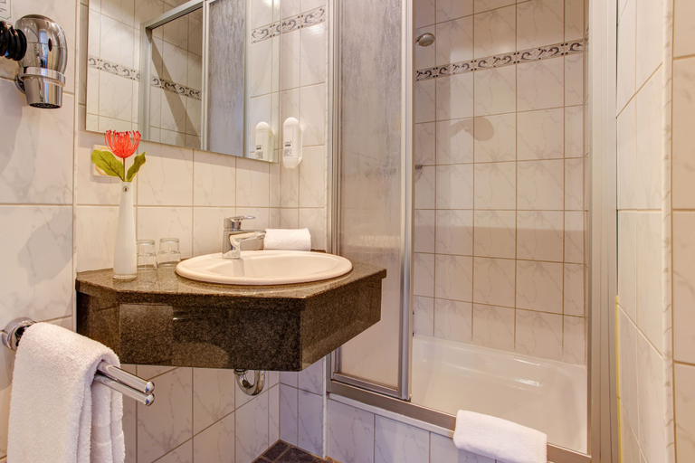 Bathroom 5, Hotel Elbinsel, Hamburg