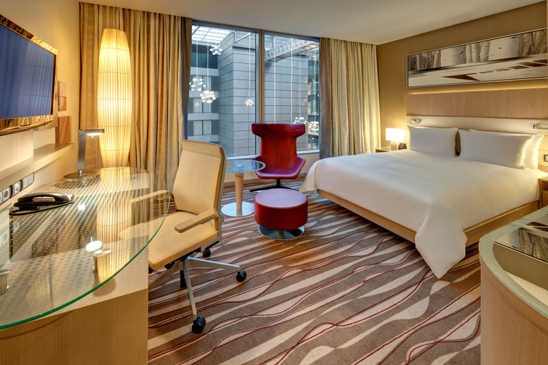 Bedroom 4, Hilton Frankfurt Airport, Frankfurt am Main