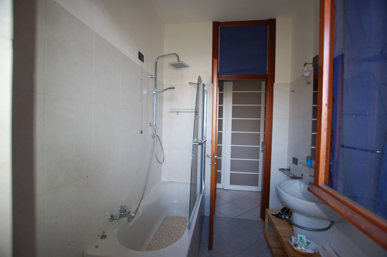 Bathroom 4, La Rosa Scarlatta Broseta, Bergamo