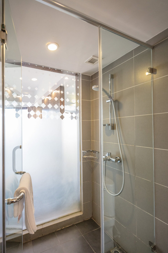 Bathroom 5, City Hotel Shanghai, Shanghai