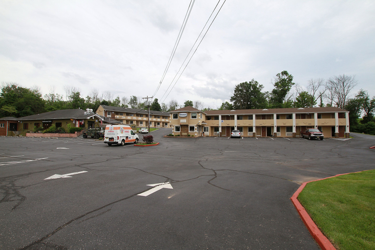 Exterior & Views 2, Travel Inn & Suites, Hunterdon