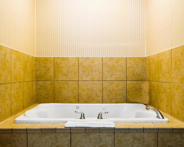 Bathroom 4, Comfort Suites South Point - Huntington, Lawrence