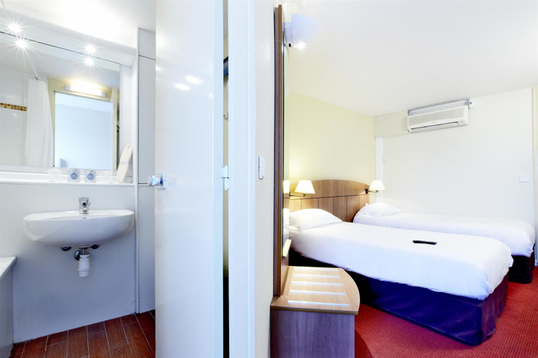 Bedroom 4, Kyriad Geneve - Saint-Genis-Pouilly, Ain