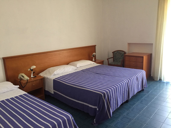 Bedroom 3, B&b La Scogliera, Crotone