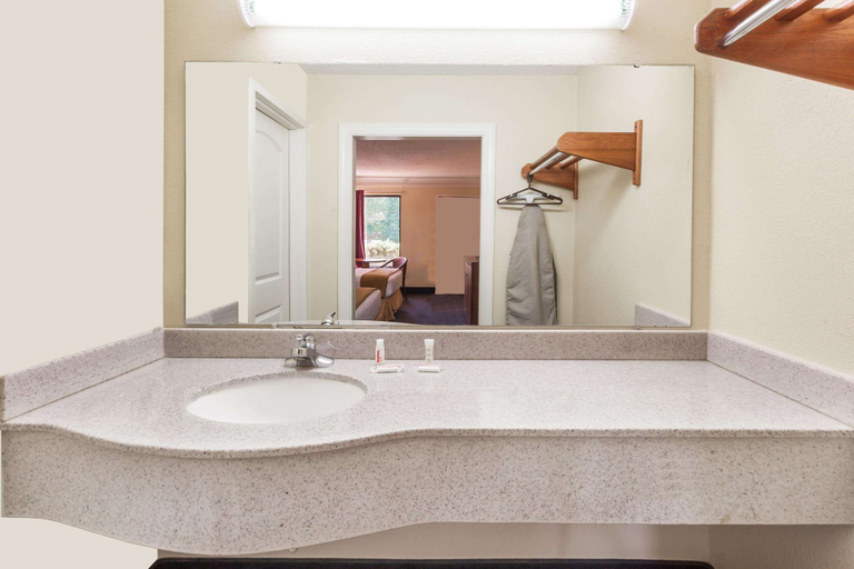 Bathroom, Super 8 by Wyndham Dalton/Convention Center Area, Whitfield