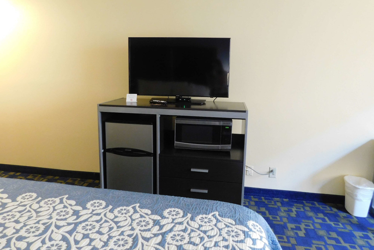 Bedroom 3, Days Inn & Suites by Wyndham Pocahontas, Randolph