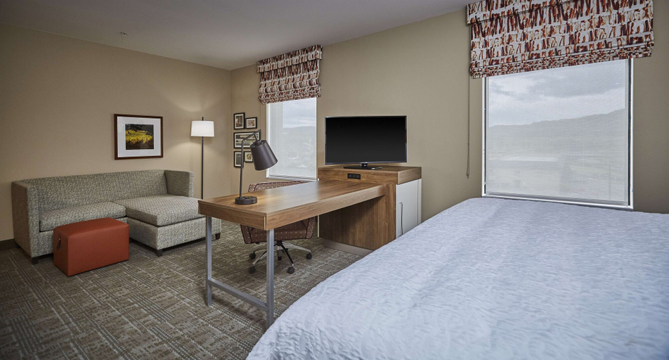 Bedroom 3, Hampton Inn & Suites Roseburg, Douglas