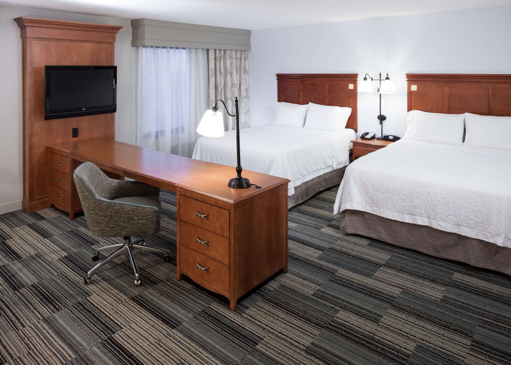 Bedroom 4, Hampton Inn & Suites Cedar Rapids - North, Linn