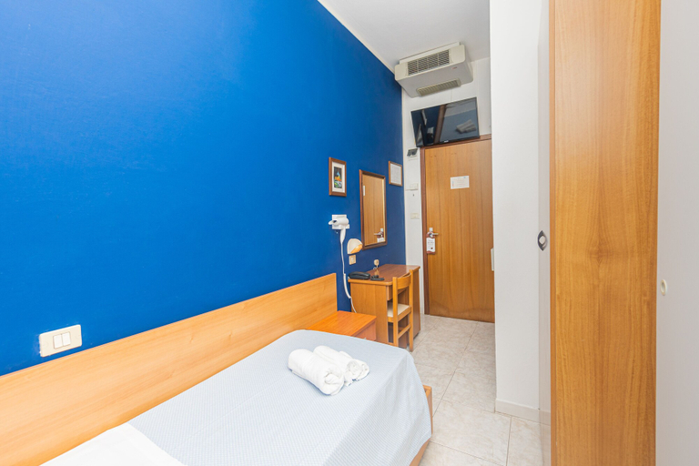 Bedroom 2, Hotel Arlino, Rimini