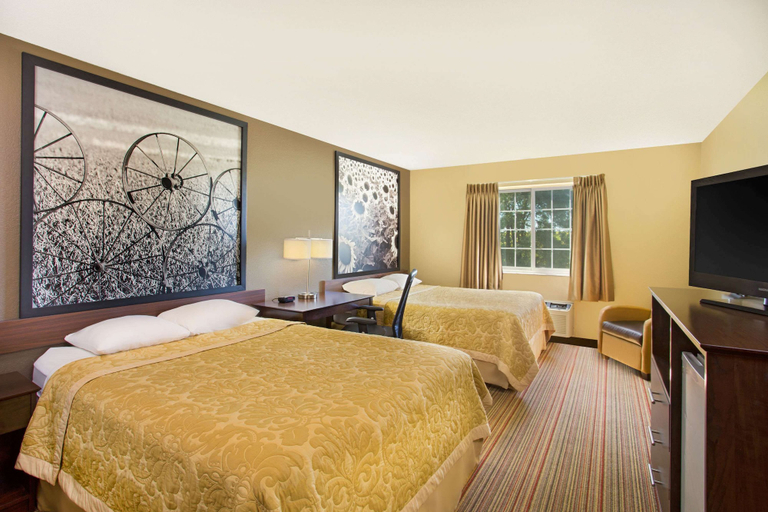 Bedroom 3, Super 8 by Wyndham New Hampton, Chickasaw