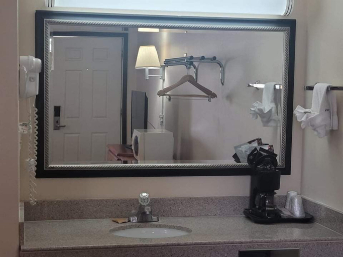 Bathroom 4, Western Inn, Sweetwater