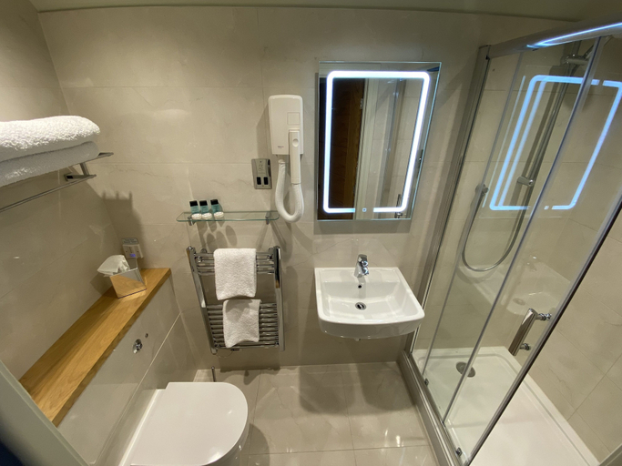 Bathroom 3, Hillside Farm Barn Apartments, Surrey