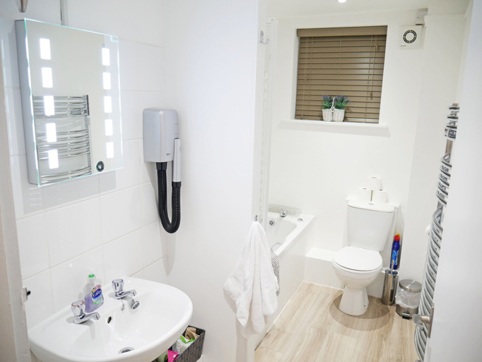 Bathroom 3, Glendower House Apartments, Norfolk