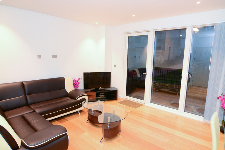 Others 5, Apartment Wharf - Cambridge Avenue, London
