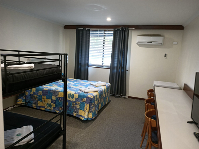 Bedroom 2, Yanchep Inn, Wanneroo