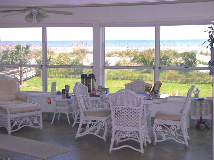 Food & Drinks, Beachfront Bed & Breakfast, Saint Johns