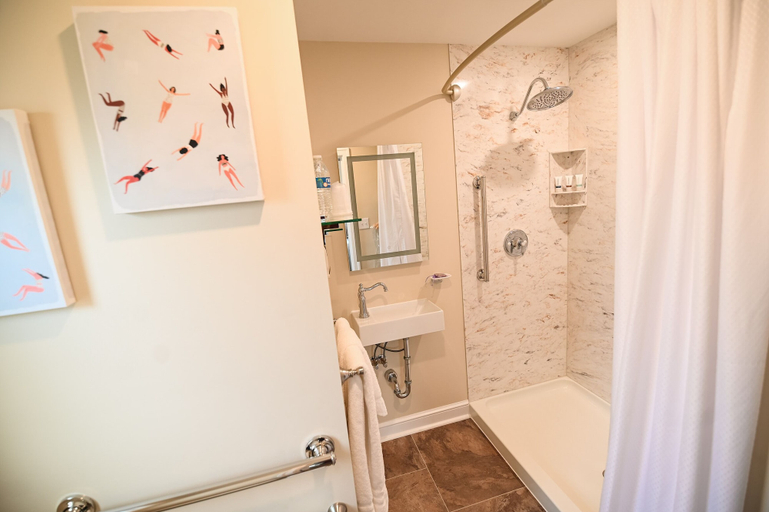 Bathroom 5, The Lakehouse Inn, Ashtabula