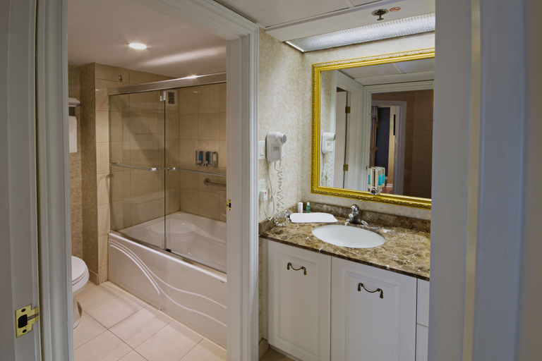 Bathroom 5, Hôtel Palace Royal Centre-Ville par JARO, Communauté-Urbaine-de-Québec