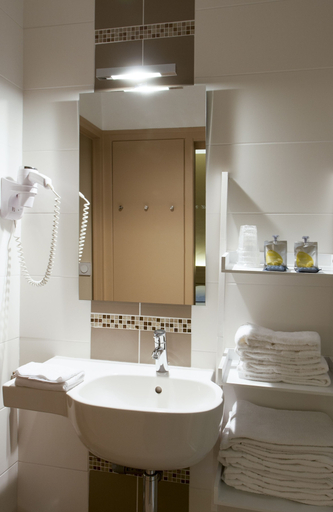 Bathroom 4, The Originals Boutique, Hôtel du Château, Dinan, Côtes-d'Armor