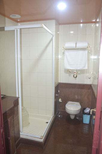 Bathroom 3, The New Oak Fields, Idukki