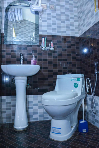 Bathroom 3, SamWeb Bed and Breakfast, Kampala