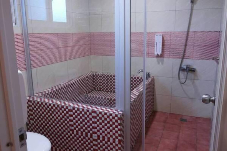 Bathroom 4, Red Sun, Pingtung