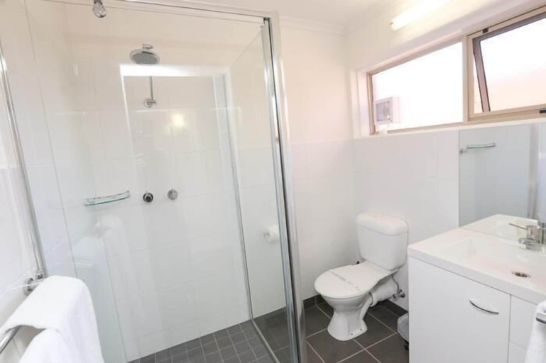 Bathroom 3, Seven Pines Motor Inn, Mildura - Pt A