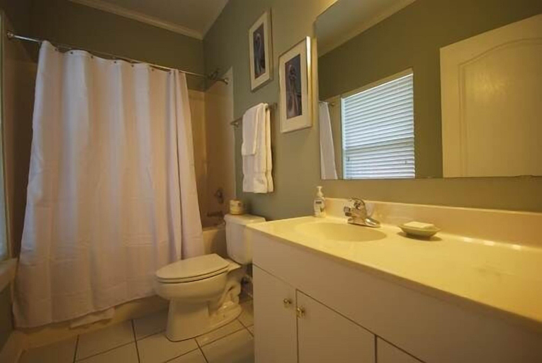 Bathroom 4, Purple Parrot Village, Escambia