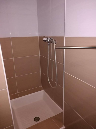 Bathroom 5, Hotel California, Hérault
