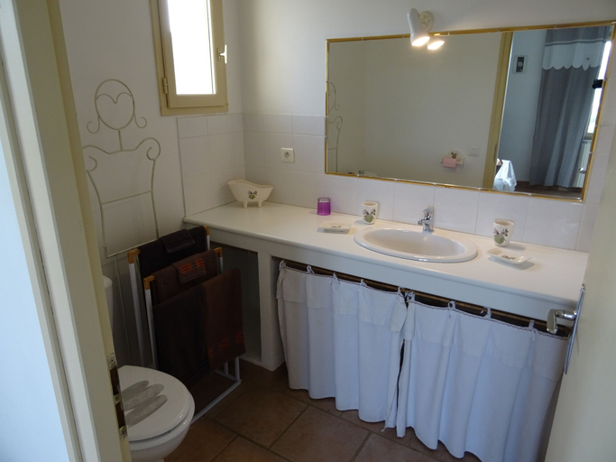 Bathroom 5, Cante Grillet, Vaucluse