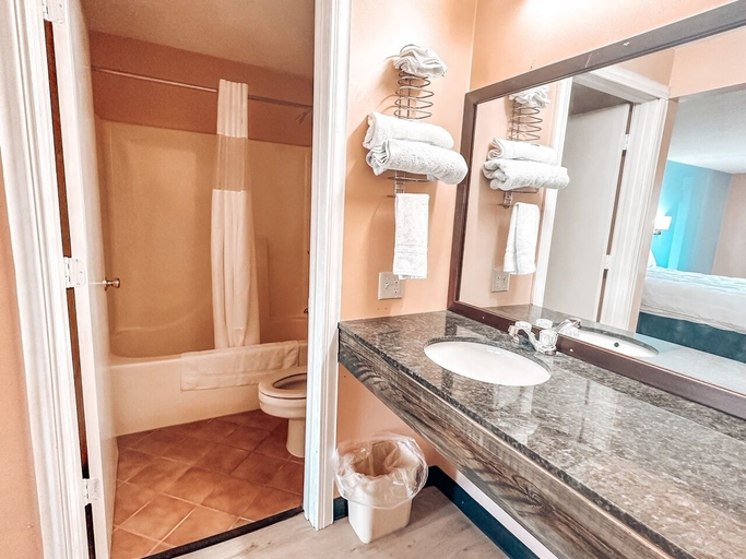 Bathroom 5, Laker Inn, Russell