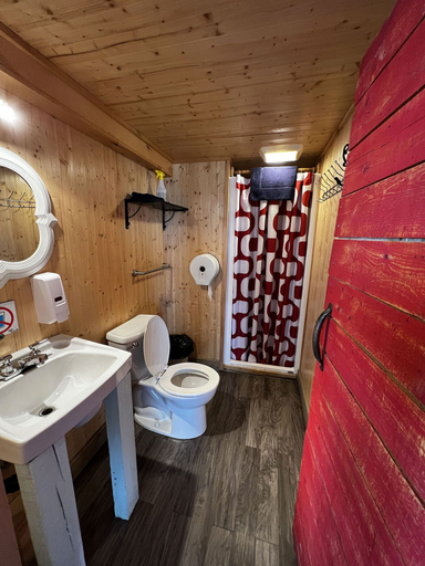 Bathroom 3, Le Ski Shack, La Haute-Gaspésie