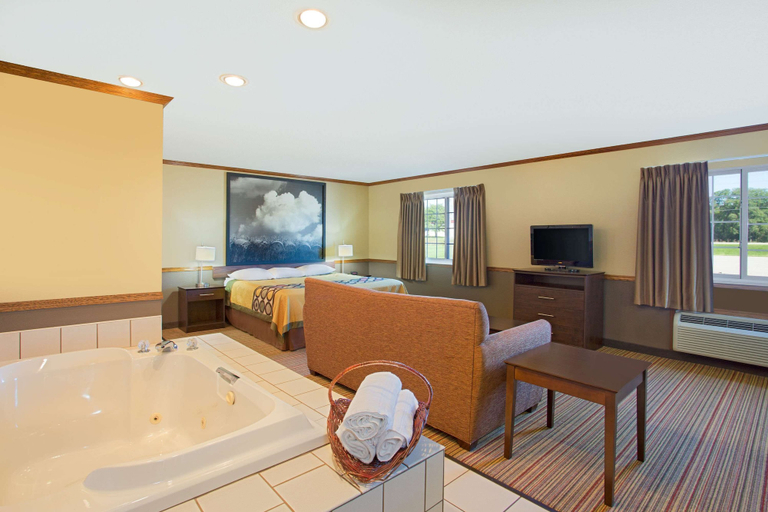 Others 5, Super 8 by Wyndham New Hampton, Chickasaw