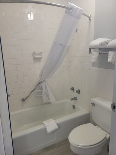 Bathroom 4, Baymont by Wyndham Hannibal, Ralls